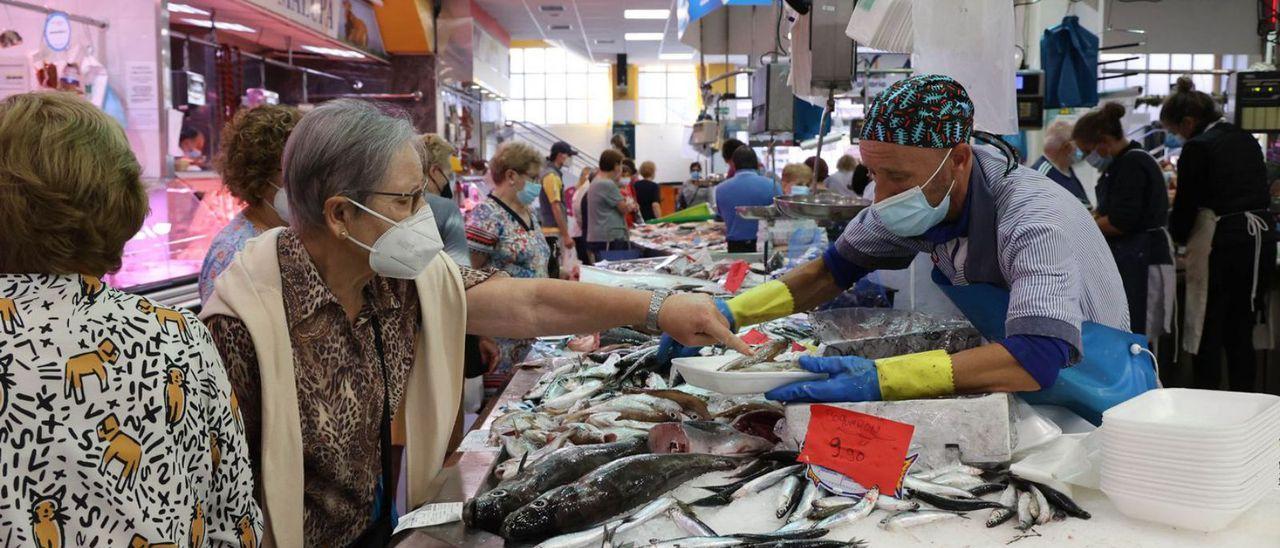 Puestos de venta de pescado fresco en el mercado vigués de O Calvario.