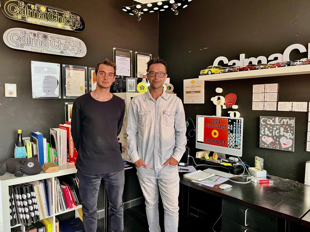 Isra García y Javier Garduño, en el estudio de diseño en el que trabajan desde La Hiniesta. | Cedida