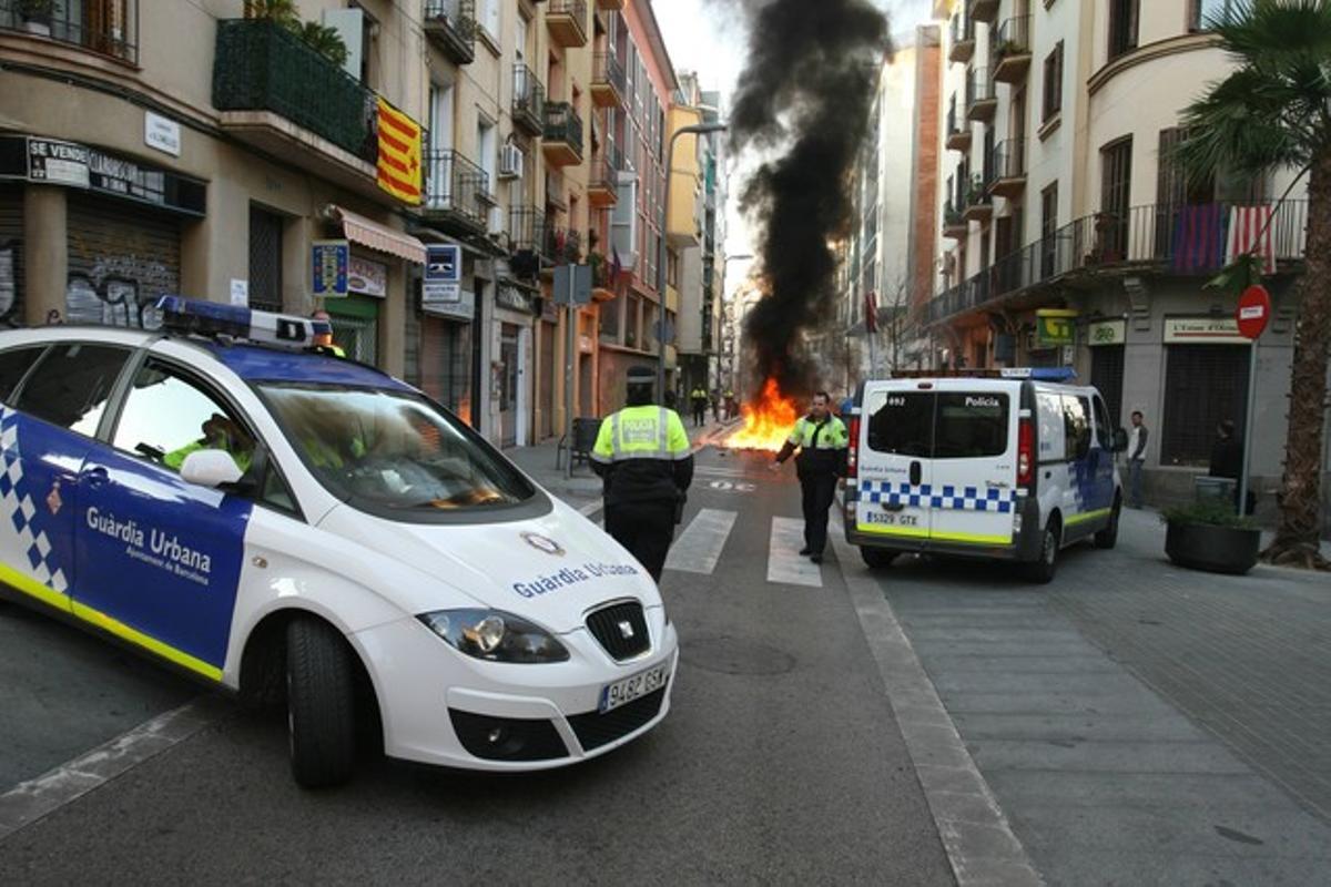 Contenidor cremat al carrer d’Olzinelles de Barcelona.
