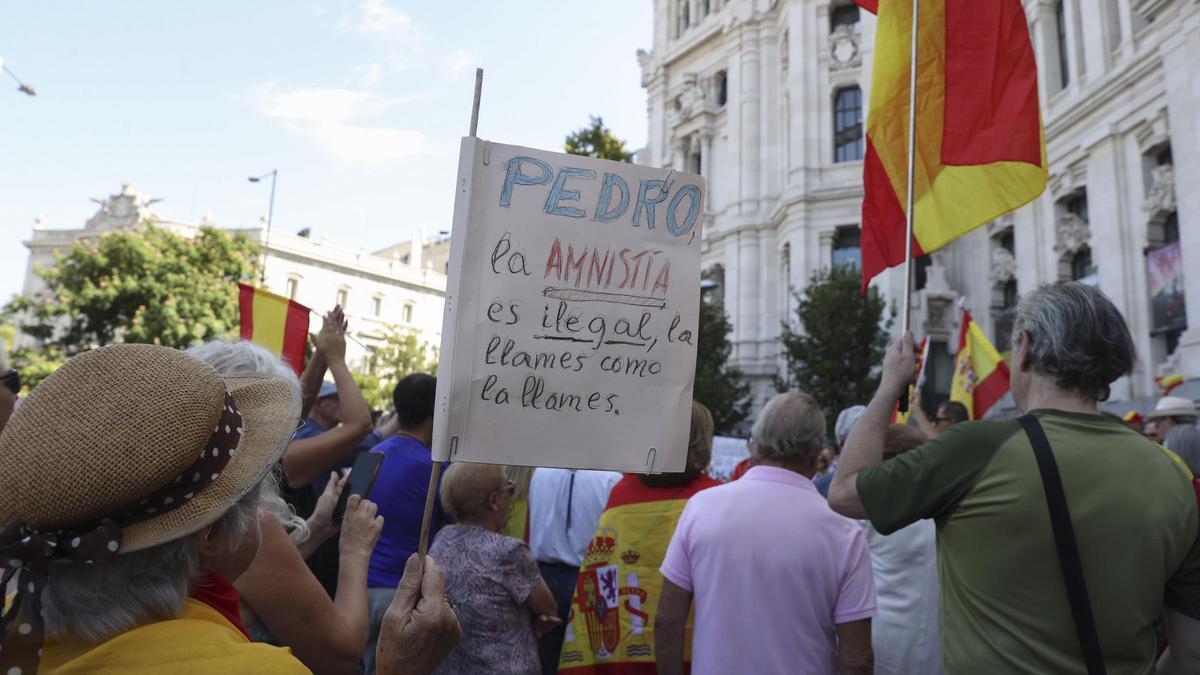 Participantes en la concentración convocada por redes sociales en la madrileña Plaza de Cibeles como rechazo a una potencial Ley de Amnistía.