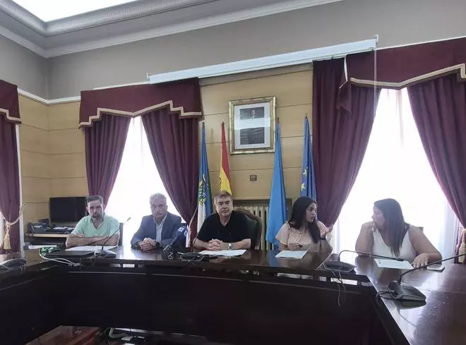 Circuitos para el tráfico que permitan ampliar aceras y renovar fachadas: la Universidad propone medidas para la regeneración urbanística de Barros y La Joécara, en Langreo