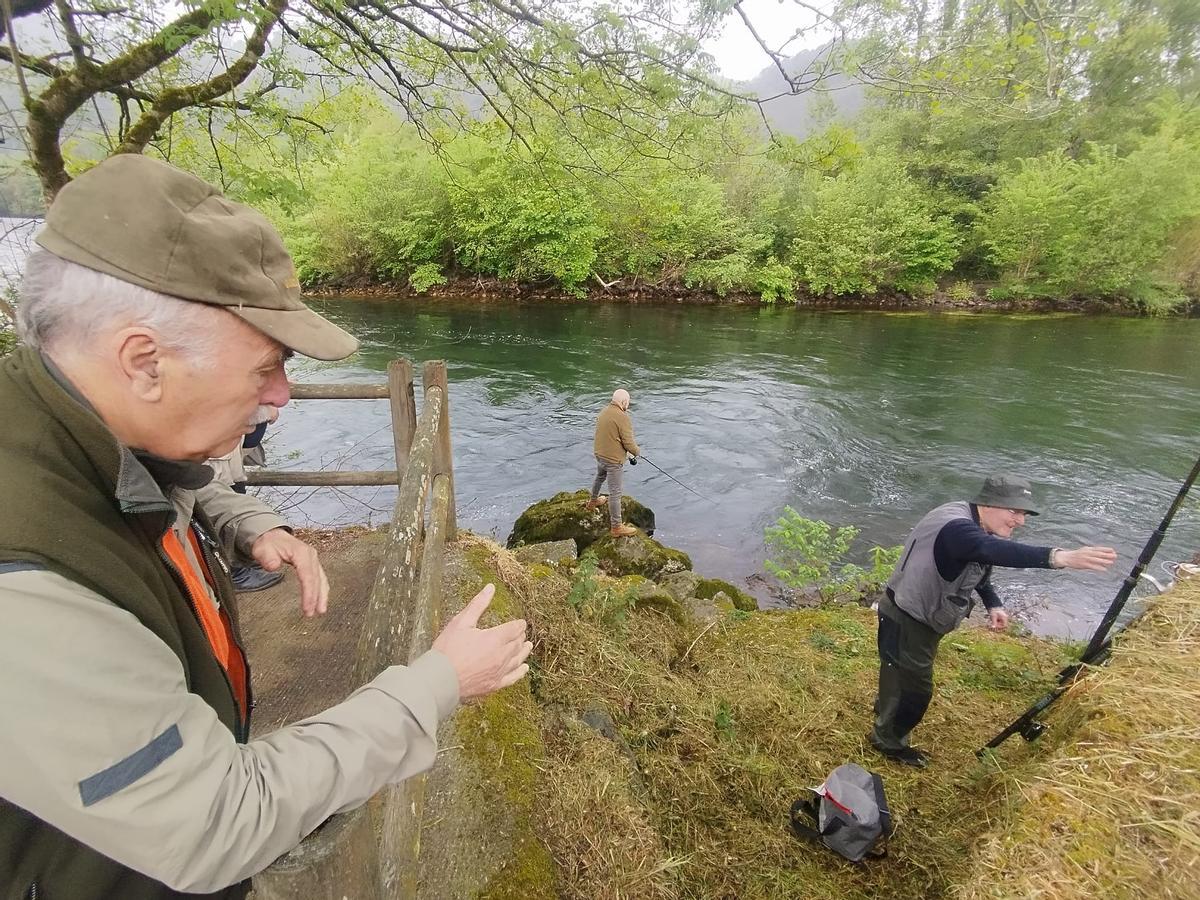 Muchos pescadores y pocos salmones en el Narcea a su paso por Salas, en imágenes Muchos pescadores y pocos salmones en el Narcea a su paso por Salas, en imágenes