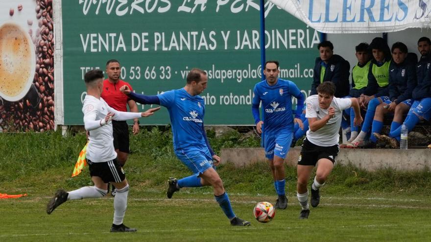 Jugada del último encuentro del CD Villaralbo en Los Barreros. | J. L. F.