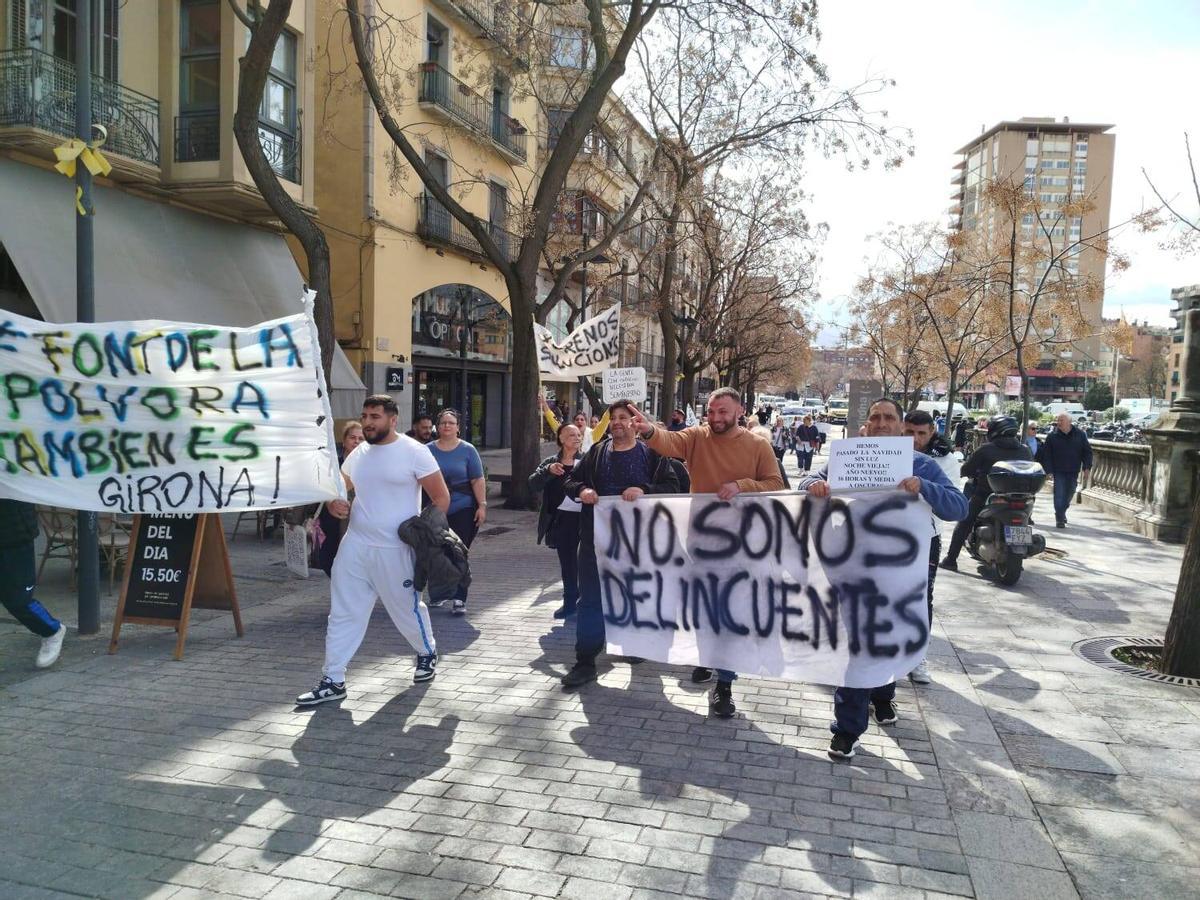 Les imatges de la protesta dels veïns de la Font de la Polvora davant l'oficina d'Endesa