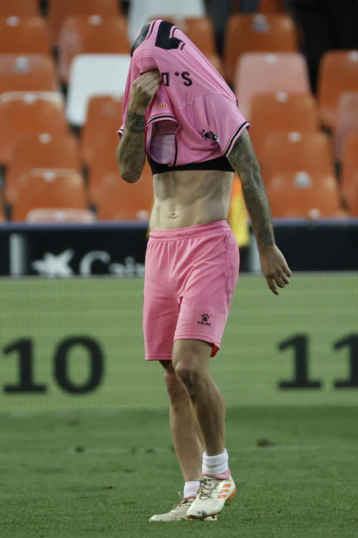 VALENCIA, 28/05/2023.- El centrocampista del Espanyol Sergi Darder al término del partido de Liga en Primera División que Valencia CF y RCD Espanyol han disputado este domingo en el estadio de Mestalla. EFE/Biel Aliño