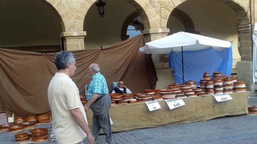 Uno de los artesanos de Pereruela habituales en la feria.