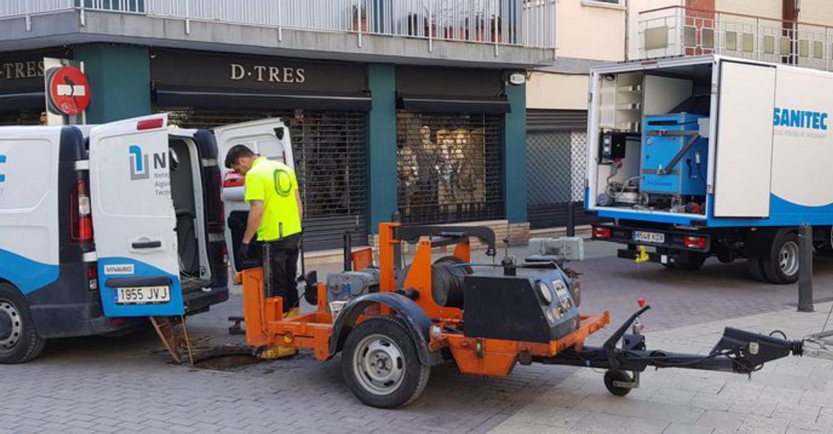 Operaris fent tasques de rehabilitació de col·lectors | SANITEC