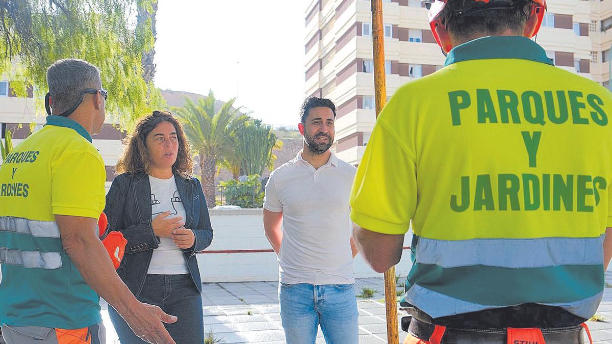 Martínez Soliño y Alemán conversan con trabajadores de Parques y Jardines en La Paterna, la pasada semana.