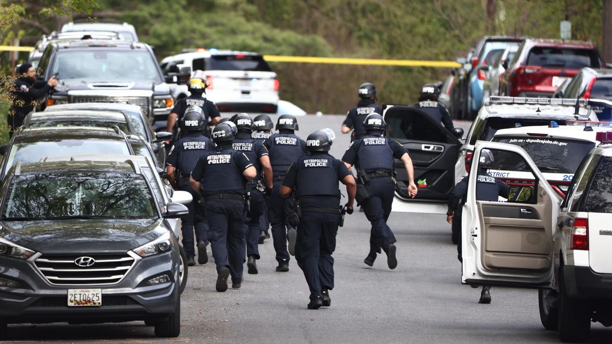 Policía estadounidense en la escena del tiroteo. Policía estadounidense en la escena del tiroteo.