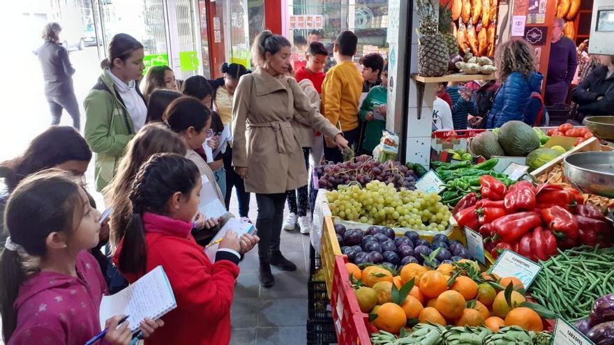 Alumnos del colegio Son PisÃ  han visitado el mercado de Santa Catalina.