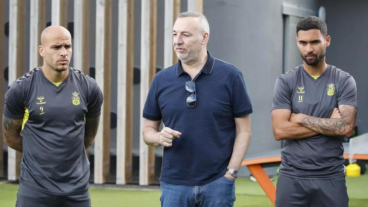 Miguel Ángel Ramírez, en la Miguelina de 2024, en plena caída libre con Pimienta, dialoga con el plantel ante Sandro y Benito.