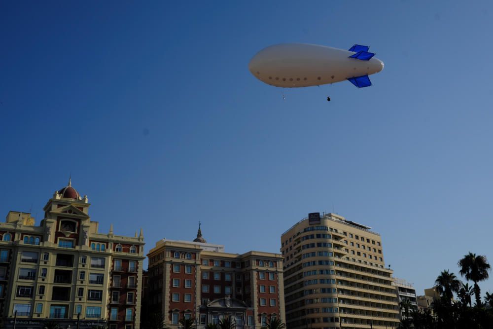 Un zepelín sobrevuela el centro histórico de Málaga