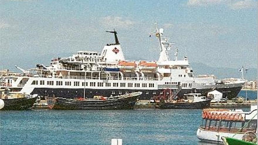 El vaixell que va atractar al port de Roses el 2001, el &quot;Clipper Adventurer&quot;.