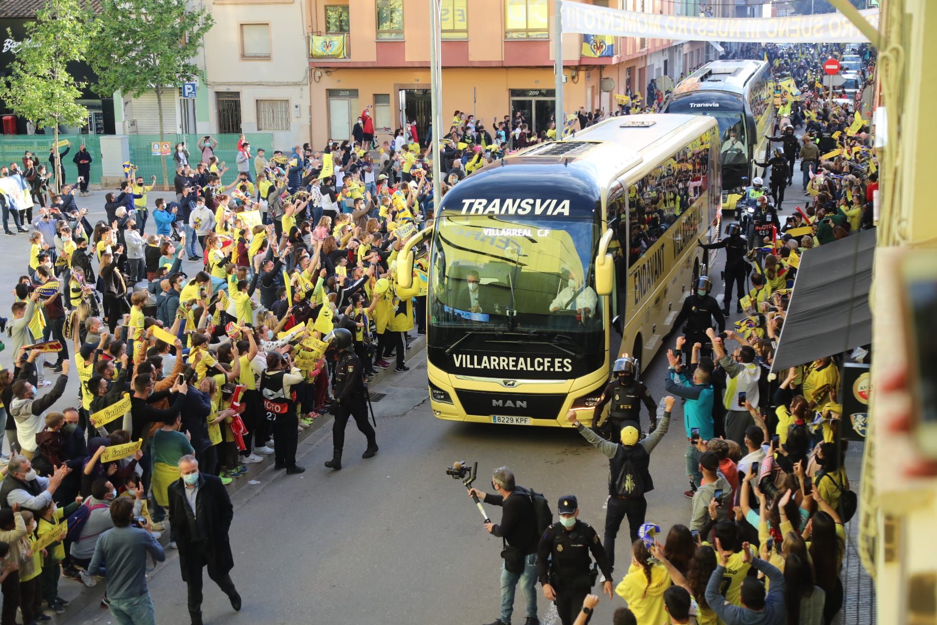 La 'marea grogueta' lleva en volandas al Villarreal hasta La Cerámica