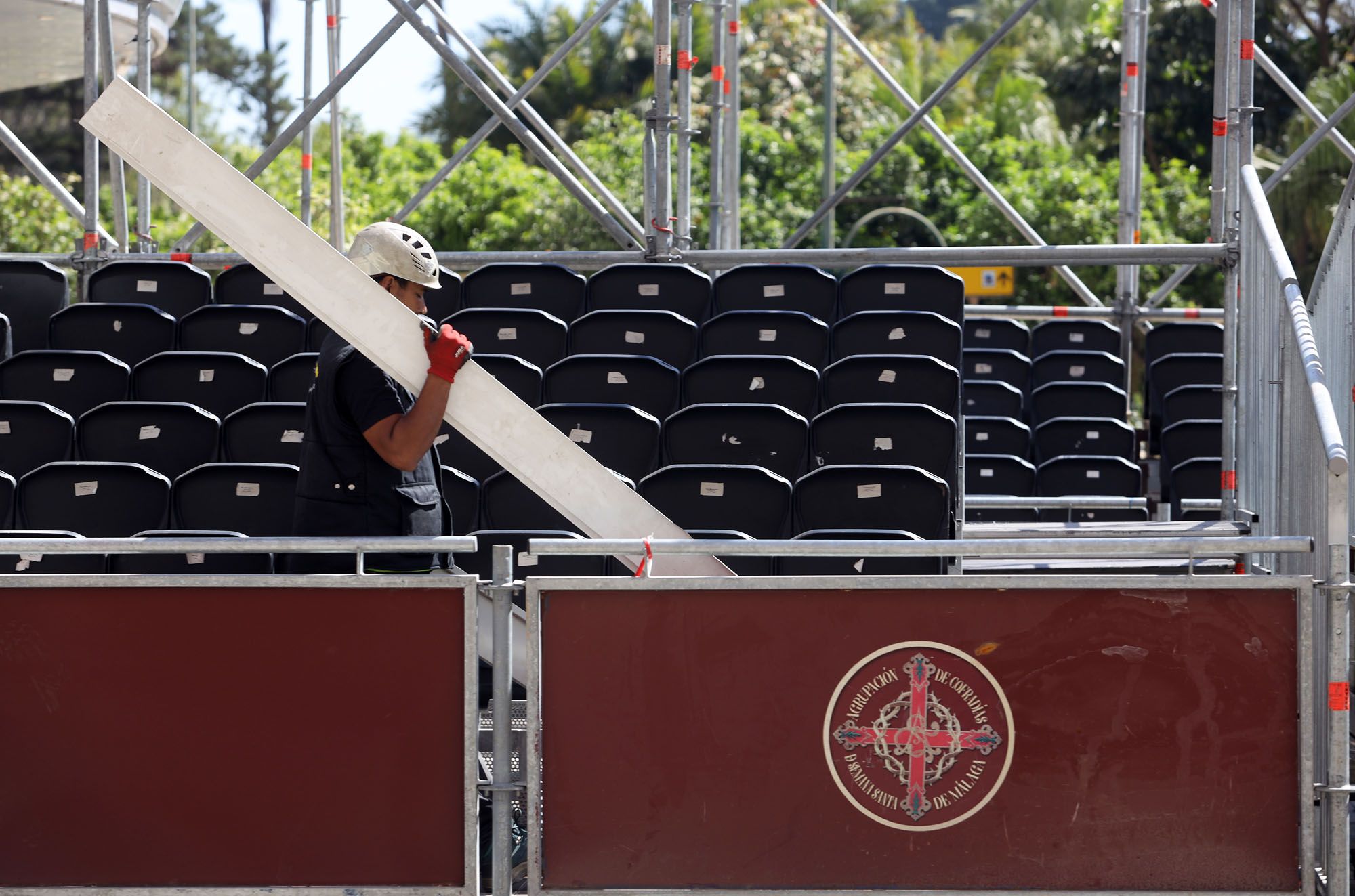 Semana Santa 2023 | Preparativos y montaje de la tribuna en el Centro de Málaga