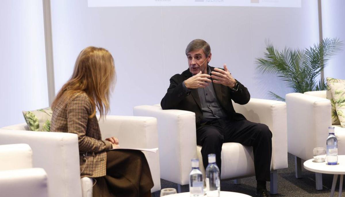 Enrique Martínez, durante su intervención junto a la moderadora del acto, María José Iglesias. | L M.