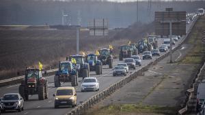 Un caravana de tractores, durante una protesta de agricultores en Francia.