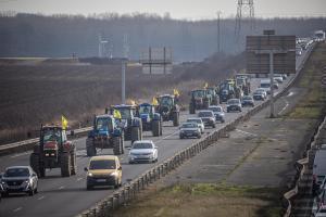 Un caravana de tractores, durante una protesta de agricultores en Francia.