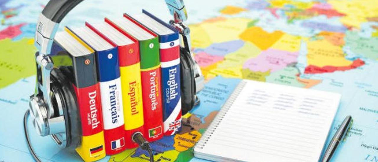Varios diccionarios de lenguas extranjeras sobre un mapa del mundo.