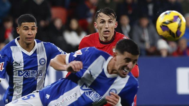 Budimir, junto a dos jugadores del Alavés.