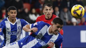 Budimir, junto a dos jugadores del Alavés.