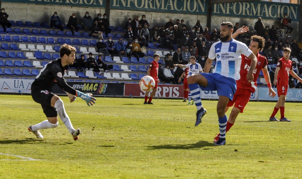 El Alcoyano derrota al Sevilla Atlético gracias a un doblete del central en los diez primeros minutos