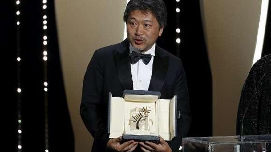 Hirokazu Kore-Eda, con la &quot;Palma de Oro&quot;. // Reuters