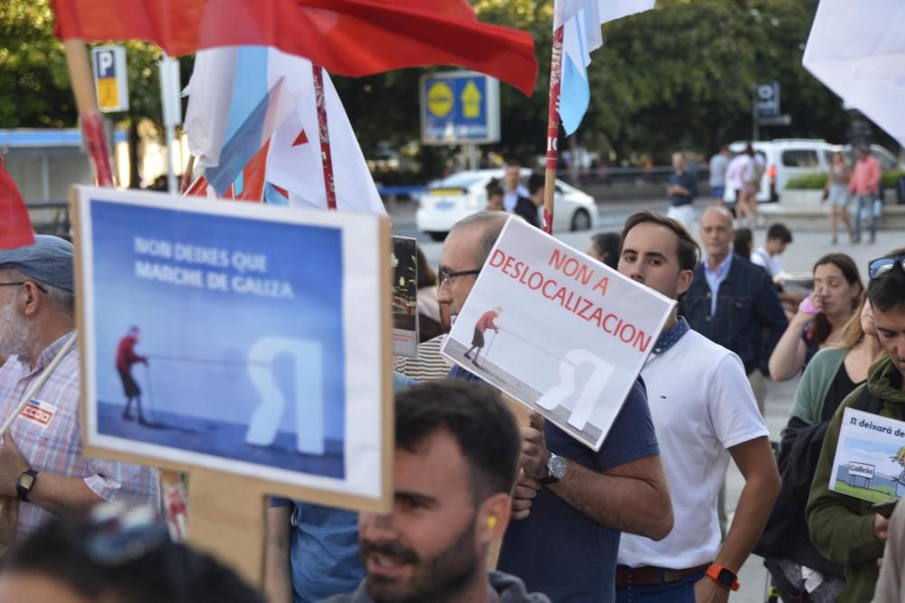 Trabajadores de Comfica,  empresa que presta el servicio de soporte telefónico de R para la provincia de A Coruña, se concentran para protestar contra la deslocalización de los puestos de trabajo.