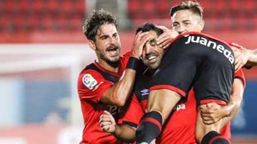 El Mallorca logra la primera victoria con sufrimiento