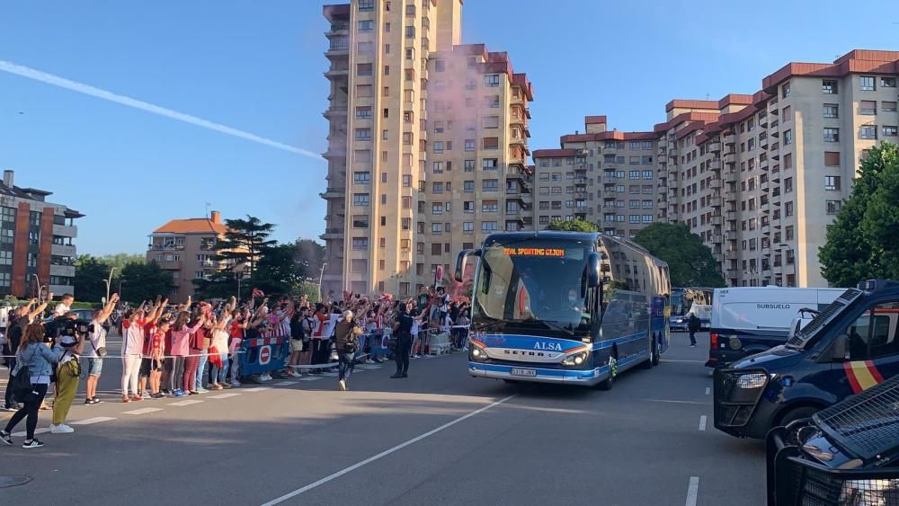 Fútbol: Así vivió la afición del Sporting el derbi de las mascarillas