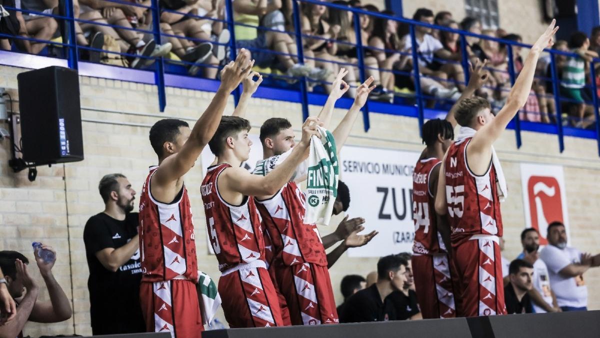 Los jugadores del Casademont celebran una canasta en el partido contra el Andorra.