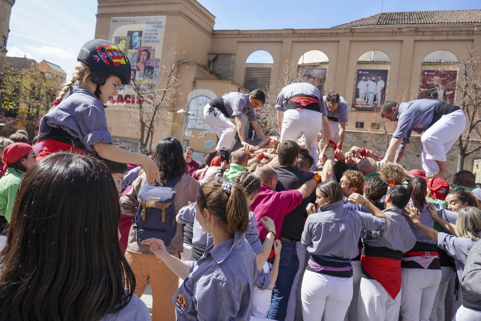 Actuació a la plaça de Sant Domènec de Manresa de la colla castellera Tirallongues amb els Castellers de Lleida i els del Riberal