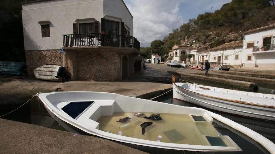 La patera, amarrada ayer en Cala Figuera