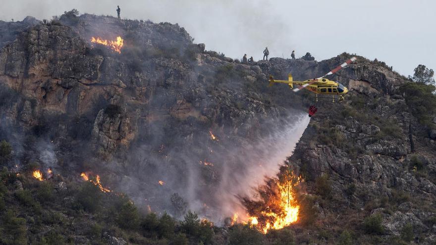 La UME trata de controlar un incendio en Murcia que ha quemado ya 260 hectáreas