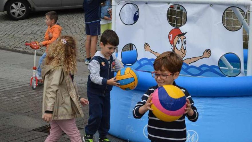 Niños jugando durante la anterior edición de Waterpolo na rúa. // CWP