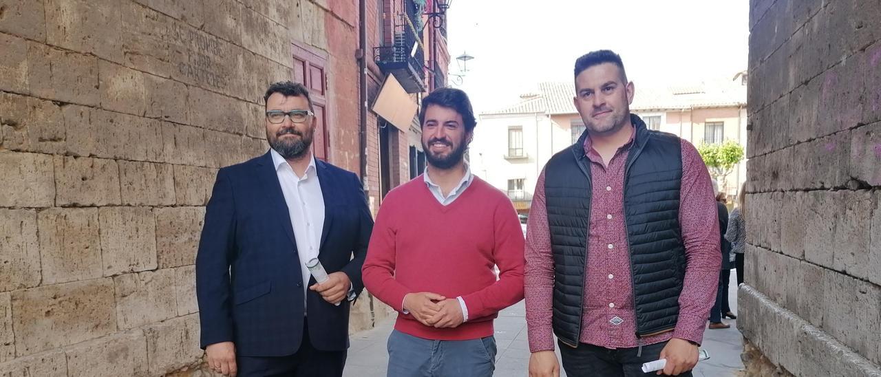 Daniel López Torrero (derecha) con Juan García-Gallardo y otro responsable de Vox