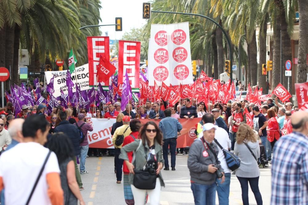 Miles de personas participan en la marcha convocada por los sindicatos para este martes, Día Internacional del Trabajo