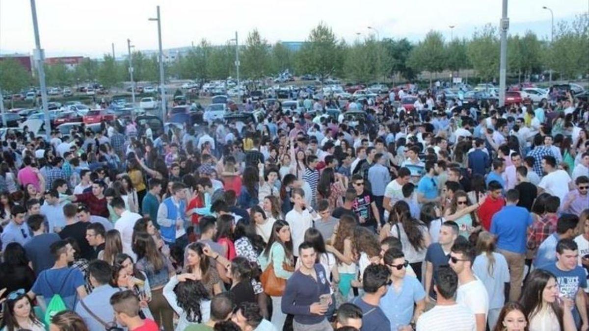 Foto de archivo de un botellón de jóvenes celebrando una fiesta de la primavera en el recinto ferial