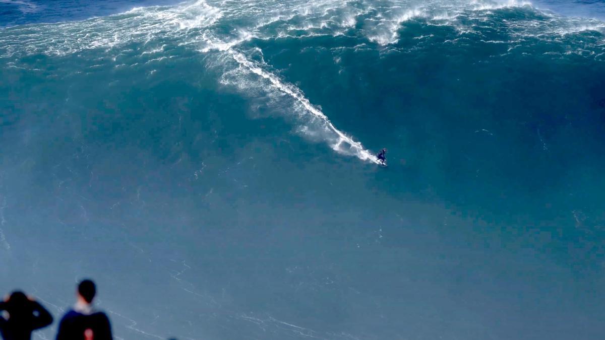 Récord Guinness a la ola más grande del mundo surfeada en Nazaré