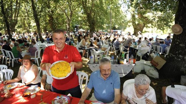 Asistentes a la Romaría da Tortilla en la Carballeira de Castro.