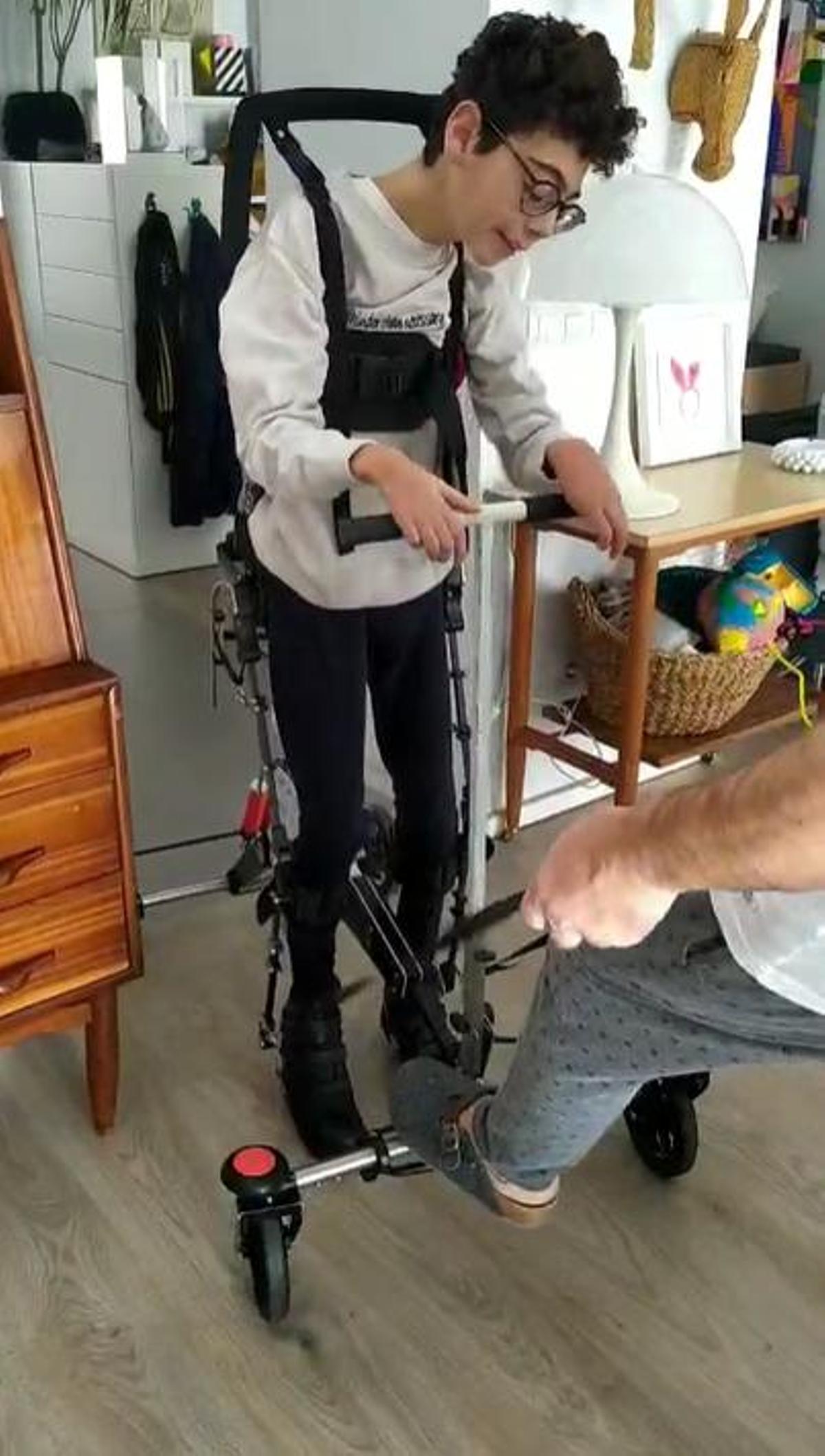 Oriol camina con el exoesqueleto.