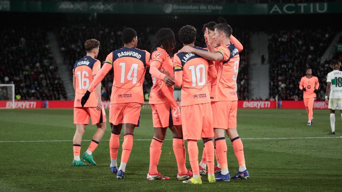 Los jugadores del Barça celebran uno de sus goles contra el Elche