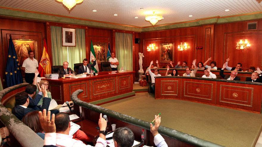 Momento de la votación, en el pleno marbellí.