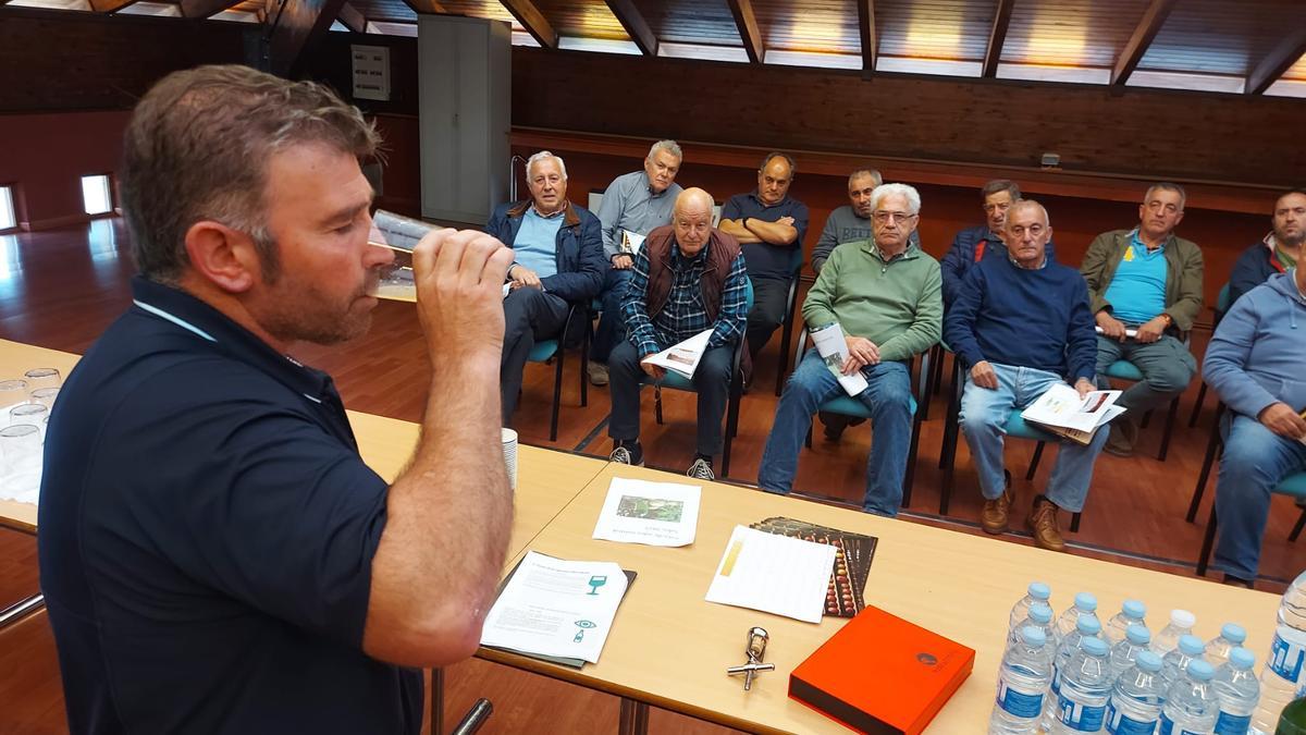 En imágenes: Así fue el curso de cata de sidra casera impartido por el colungués José Llera