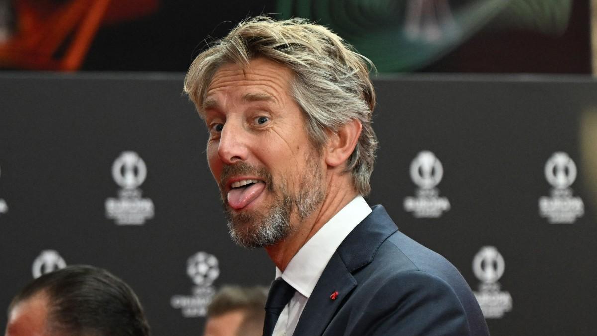 Van der Sar llega a la Ceremonia del sorteo de los grupos de la UEFA 2022/2023 en Estambul