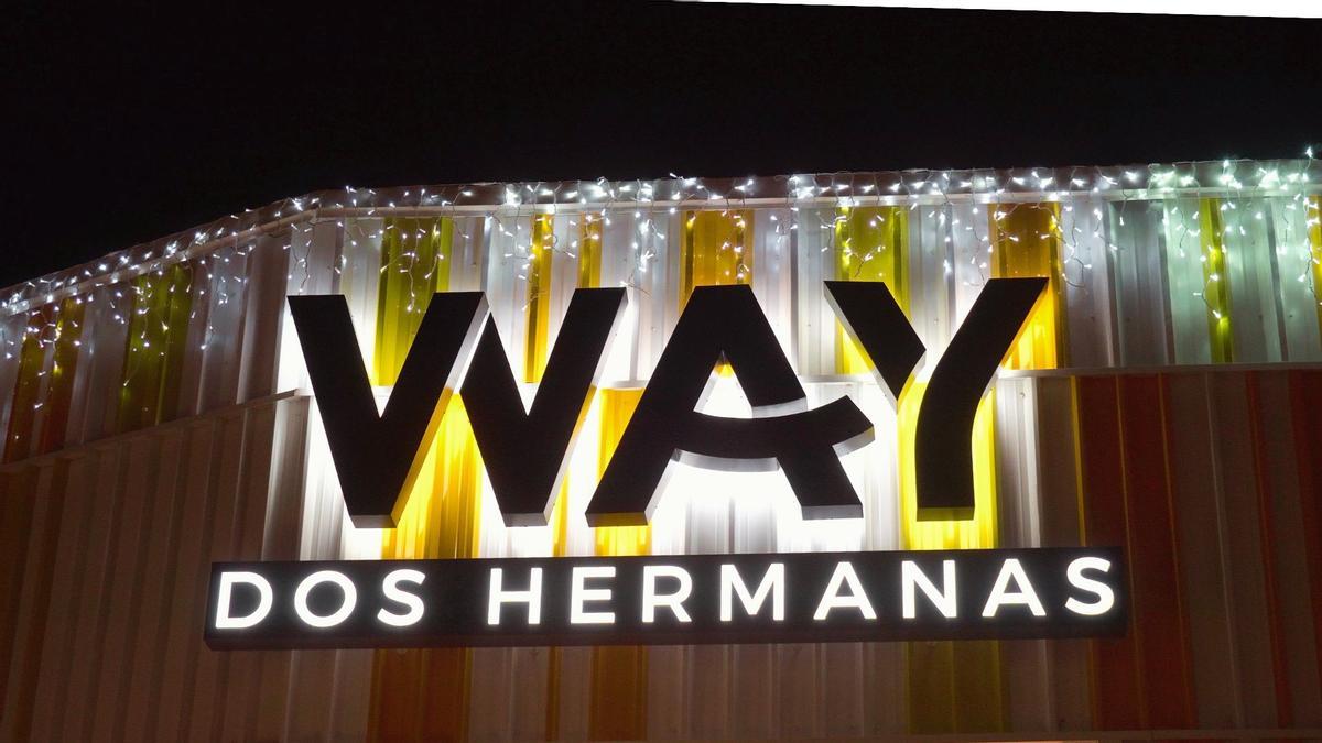 Decoración navideña de la fachada principal del centro comercial WAY Dos Hermanas