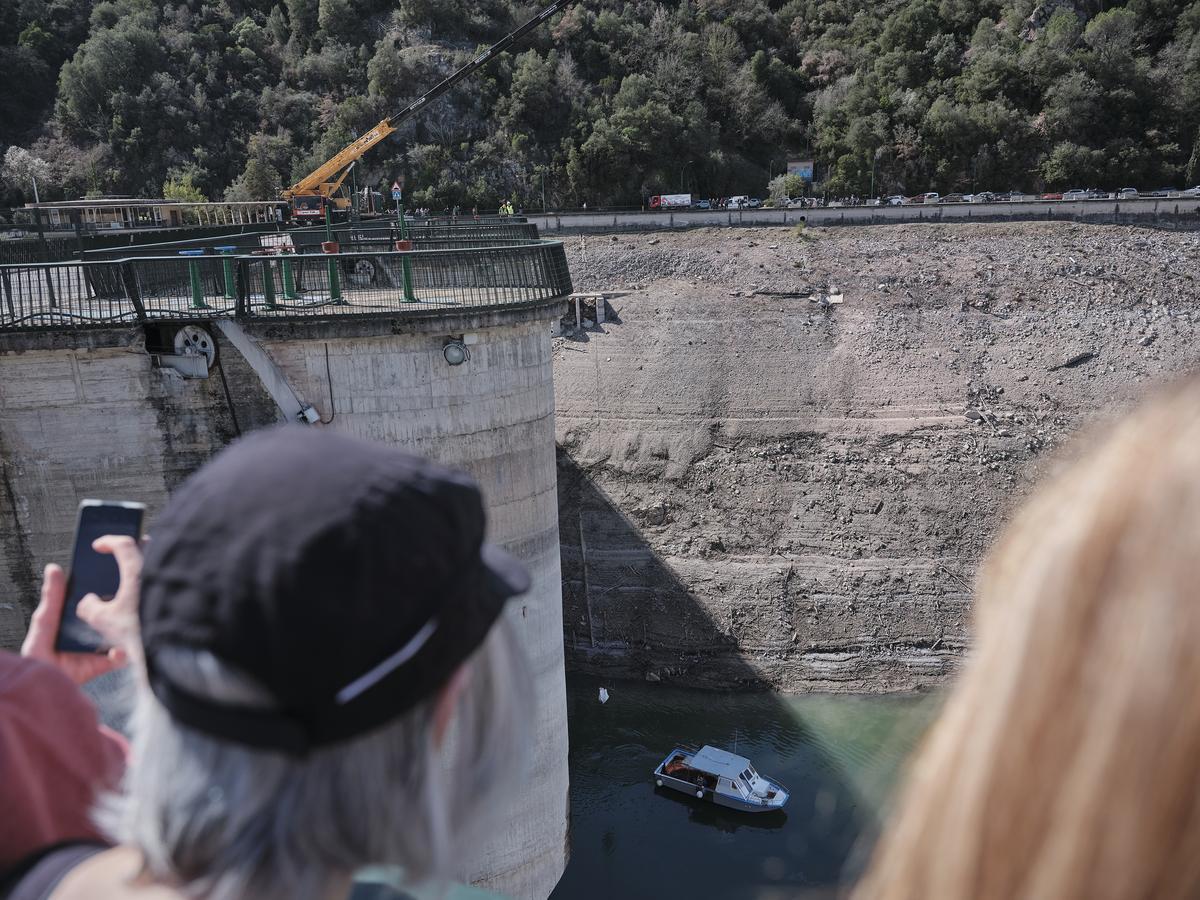 Los trabajos de pesca en el pantano de Sau.