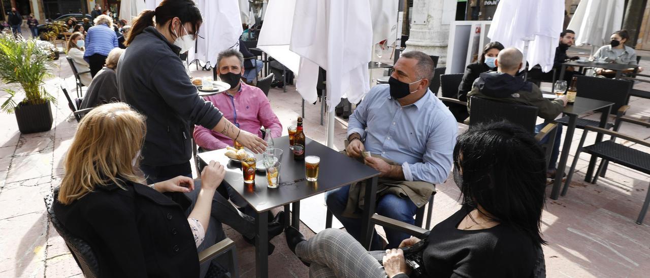 Clientes en una terraza de la ciudad