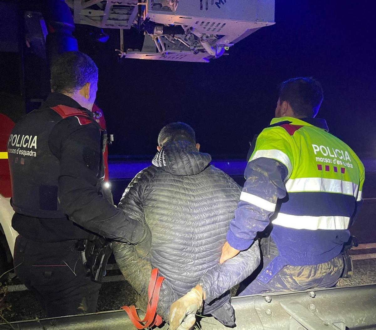 Els Mossos amb el detingut