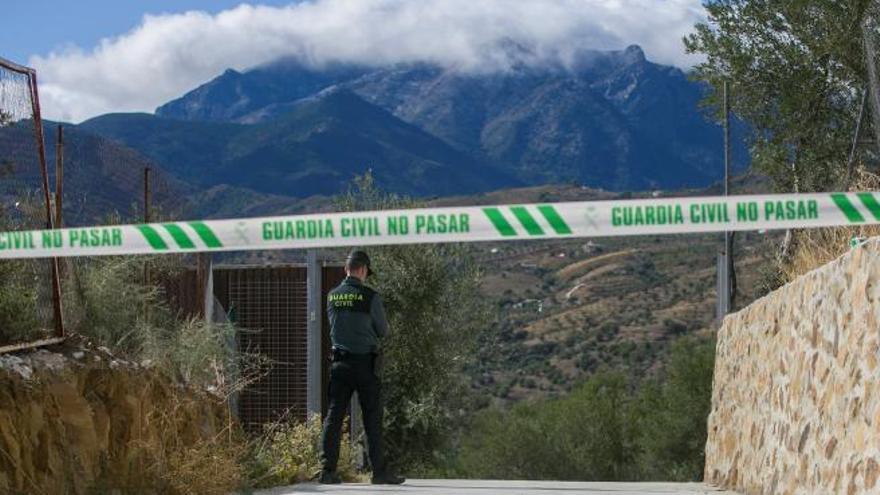 Un agente de la Guardia Civil en las inmediaciones de la vivienda donde residía la víctima.